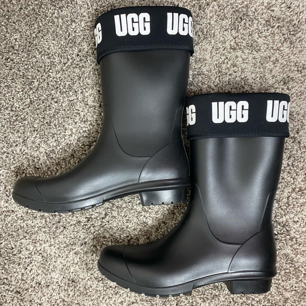UGG Sienna Matte Graphic Black Rain Boots w/ White Graphics on Folding Size 6 - Picture 2 of 5